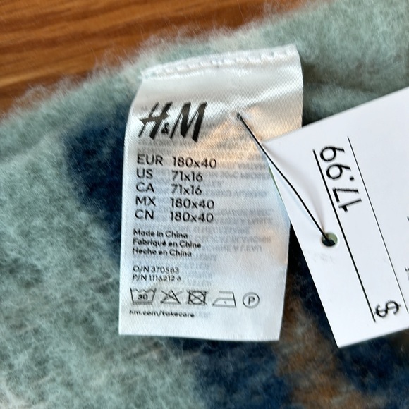 NWT H&M Blue and Tan Plaid Blanket Scarf 71x16 Inches - Picture 8 of 10